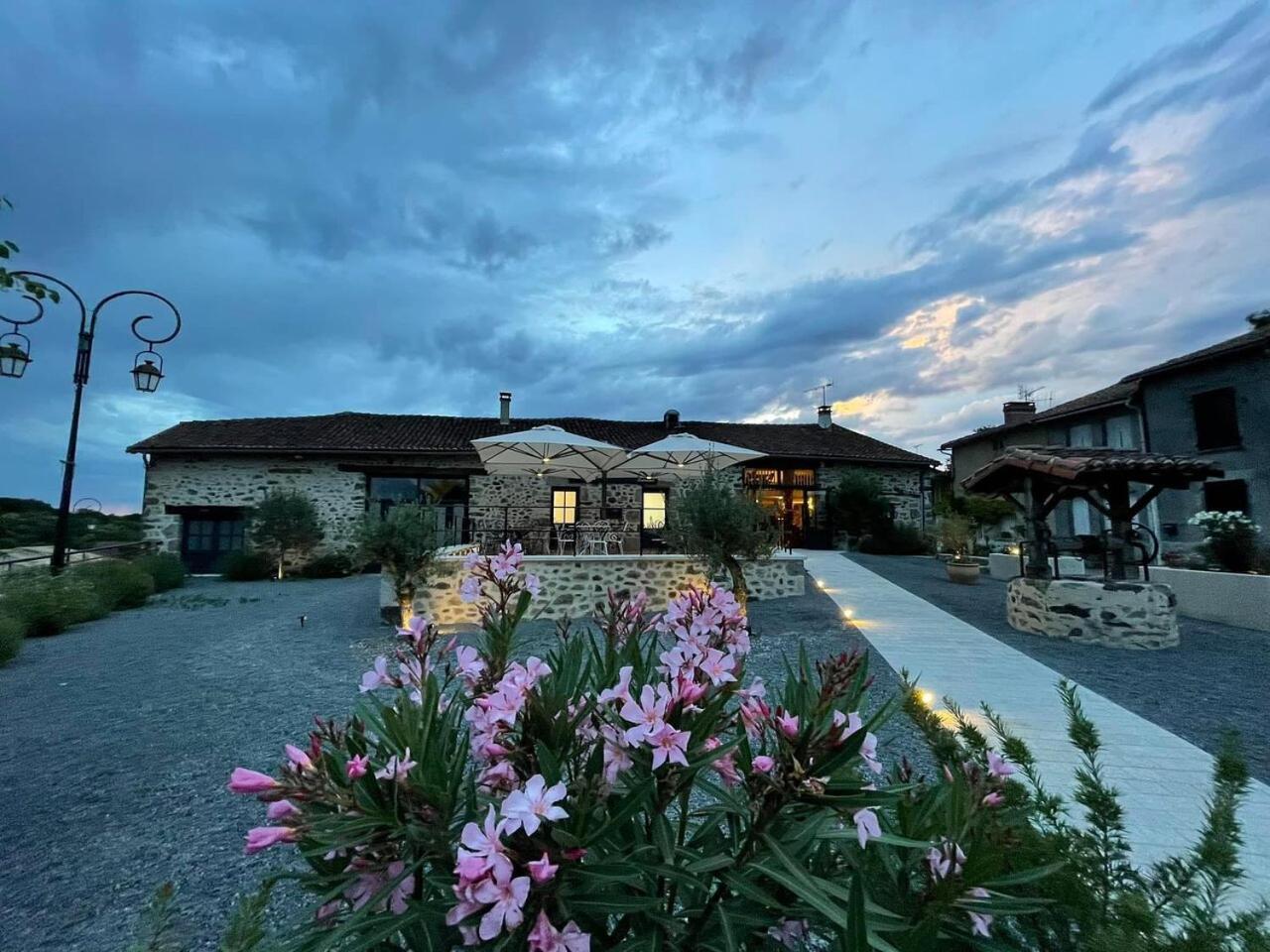 Villa Tagibao Avec Piscine Chauffee Et Spa Lesterps Zewnętrze zdjęcie